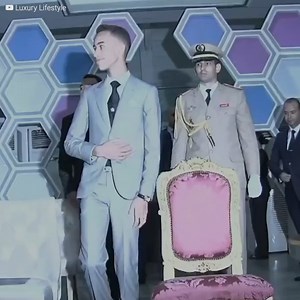 653K views · 3.7K reactions | Com 18 anos recém completados, Moulay Hassan não só é um dos jovens mais ricos do planeta, como também já pode se tornar rei. Herdeiro do trono da família real de Marrocos, ele tem sido descrito como sendo frio, educado e muito reservado, despertando muita curiosidade no país. | Positivo + | Facebook