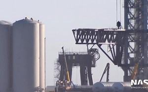 【中文浓缩】SpaceX星舰轨道发射台首次排气，助推器快速断开臂罩现身厂区。