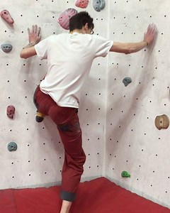 Come check out the new Green 💚 & Yellow 💛 V4-V6 circuit! Here’s Jacob showcasing the start of this cool green bloc in possibly the least graceful way imaginable 🤣 | alien rock