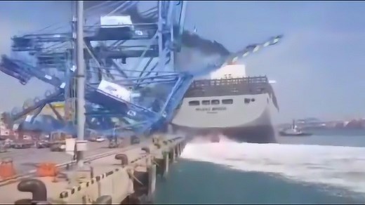 惊险震撼！集装箱船撞塌桥吊，倒塌场面惊心动魄