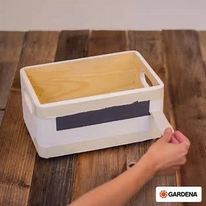 Do it yourself 💪: herb planter boxes for the kitchen in just a few simple steps! Freshly picked herbs give every dish a flavour boost and that special final touch. 😍 This is what you will need: A wooden box White water-based paint Chalkboard paint and chalk Biological wood sealer Brush and paint roller Adhesive tape Soil Some of your favourite herb plants 1. Paint 🎨 the wooden box with the paint and allow to dry. 2. Apply a wood sealer on the inside of the box to protect the wood. 3. The surf