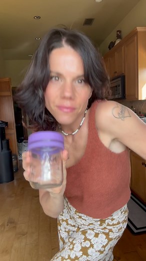 Melanie Sandford on Instagram: "I swear by this deodorant, it’s the only stuff that keeps a stink away and it’s so easy to make. All you need is 1/2 cup of magnesium flakes. 1/2 cup of distilled water seven drops of castor oil and 7 to 8 drops of essential oil I chose orange. Shake it up and spritz on your pits. You can also use it on the bottom of your feet before you go to bed as a way to help with anxiety and to help you get a better sleep. #magnesium #deodorant #naturaldeodorant #holisticwel
