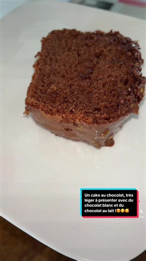Cake au chocolat léger avec chocolat blanc et au lait