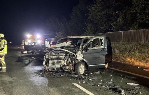 Unfall mit brennendem Auto auf der A93: Sieben Personen verletzt – darunter Kinder