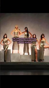Versace Spring/Summer 2018 tribute to Gianni Versace 👠 #fashionweek #runway #versace #shorts