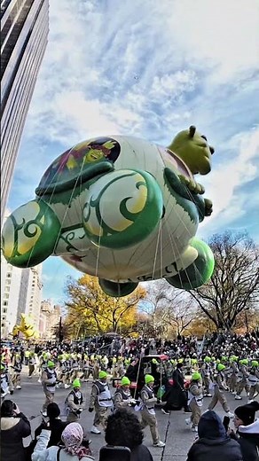 Shreks Onion Carriage NYC — Macy’s Parade 2025 🟩🧅 #shrek #nyc #parade #Trending #Explore #ShortsFeed