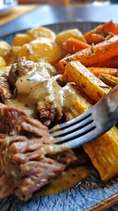 BIFFSTRIMLER I FLØTESAUS MED OVNSBAKTE ROTGRØNNSAKER 🥩🥕✨ Saftige biffstrimler i fyldig fløtesaus servert med sødmefulle ovnsbakte rotgrønnsaker – en smakfull og uimotståelig middag som kombinerer kremet luksus med rustikk hjemmelaget varme. INGREDIENSER: 700 g biff i strimler 2 ss smør eller olje 2 fedd hvitløk, finhakket 3 dl matfløte 1 dl oksekraft 1 ts dijonsennep 1 ts tørket timian Salt og pepper etter smak 3 gulrøtter i staver 2 pastinakker i biter 600 g poteter i båter 2 ss olivenolje Sa
