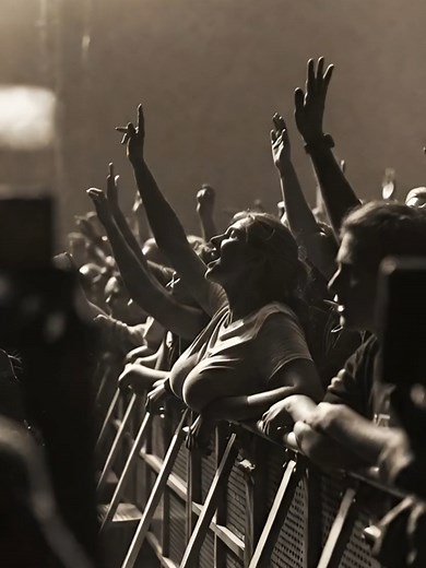 Concert de rock avec de belles femmes qui dansent #bellesfemmes #danseuses #girldancing