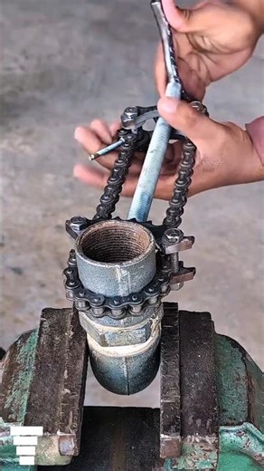 "Chain Pipe Wrench Tool Demonstration – Powerful DIY Pipe Removal & Tightening Technique!"
