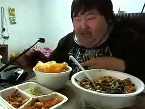 Chinese lacht beim essen