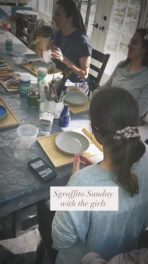 Sgraffito Pottery Workshop - but add color! I tested out my new sgraffito class on a few good friends this weekend, and the designs they created in their plates are incredible Cozy days hanging out with my girls, scratching away at pottery to make something unique is a great way to spend a Sunday #potteryworkshop #sgraffito #handthrown #surfacedesign #sgraffitopottery | Goose and Swan Pottery