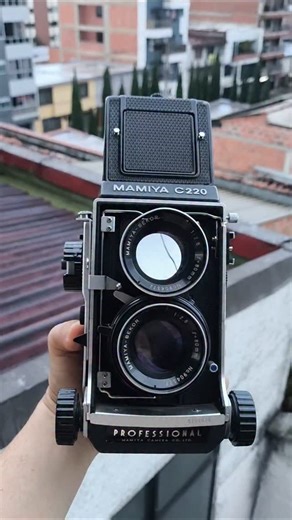 Juan Carlos Monsalve on Instagram: "Vendida. Mamiya C220 es una cámara réflex de doble lente (TLR) de formato medio, conocida por sus objetivos intercambiables y sistema de enfoque con fuelle. Fabricada por Mamiya a principios de la década de 1970, utiliza película 120 y 220 y produce imágenes de 6x6 cm. Características principales: Objetivos intercambiables: A diferencia de la mayoría de las cámaras TLR, la C220 permite cambiar los objetivos, ofreciendo flexibilidad con diferentes longitudes fo