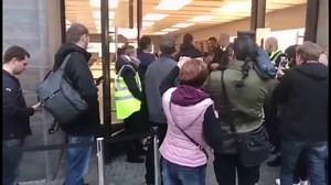 Hannover ist heiß auf das Apple Iphone X! Einige haben sogar vor dem Store Apple Hannover übernachtet, um heute Morgen um acht Uhr als eine der ersten ein IPhone zu ergattern. Die Stimmung war dementsprechend, als die Ersten mit großem Applaus vom Apple-Team begrüßt wurden! Was sagt Ihr dazu....ich will es auch haben, oder braucht kein Mensch? Alle Details im Artikel http://www.hannover.citynews-online.de/2017/11/heiss-aufs-iphone-x/ | Hannover-Citynews