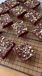 This Mint Chocolate Fudge is so easy and the perfect Christmas treat! Recipe below 👇 | Simply Made Eats