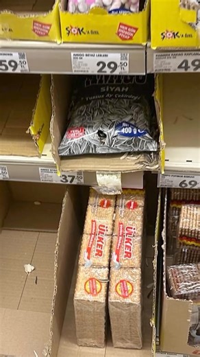 Gıda Dedektifi 🎈 on Instagram: "Şok markette daha önce görülen fare rezaletlerinden sonra, önceki gün bir takipçimiz tarafından farelerin kemirdiği çekirdekler böyle görüntülendi! Siz, siz olun; sakın yırtılmış veya sonradan bantlanmış ambalajları almayın! Gıda gündemini belirleyen notlar, hepimizi ilgilendiren sorular ve merak edilen yorumlarla Gıda Panorama şimdi Youtube'da yayında! Link profilde! 📲"