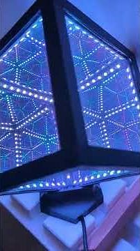 Hyper Cube Nano espejo con luces en forma de cubo con tunel infinito.