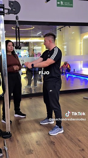 Así se hace pull over ✅ Guárdalo para cuando entrenes espalda. Parce, el pull over es un muy buen ejercicio para trabajar el dorsal, y simplemente el movimiento que debemos hacer el llevar el hombro atrás y tener una retracción escapular. La polea lo más alto posible, pues a lo ancho de los hombros, inclínate bastante hacia adelante y saca el pecho, exagéralo. Cuando saques la polea, verifica que desde el inicio tiene tensión, y haz el movimiento llevando tu hombre hacia atrás, sin extender el c