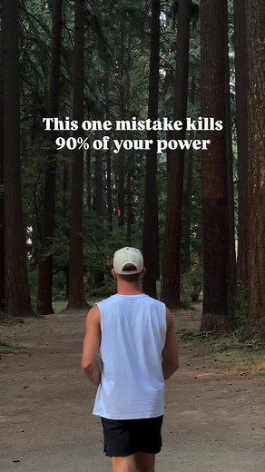 I see it on the course all the time ↓ Guys trying to muscle the disc with their arm, and they wonder why it stalls out at 300ft. Here’s the reality: power doesn’t come from the arm. It comes from bracing. Shifting into that front leg. Letting the hips explode through. If your plant foot slides or collapses… All that energy leaks. You can throw 1,000 reps and never gain distance. But when you fix the brace, everything changes. Throws feel lighter. Spin jumps instantly. The disc carries farther wi