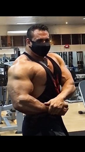 Masked posing #muscle #bodybuilding #flex #bulk #hulk #pumped #gym #fitness