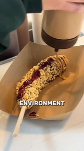 Frozen Banana Stick Business This simple food concept shows how environment-driven business ideas can outperform complex setups. In the U.S., an entrepreneur built a profitable small business by freezing bananas, dipping them in chocolate, rolling them in toppings, and serving them instantly. No kitchen, no machines, no heavy startup costs. The reason it works is timing and location. Beaches, festivals, and hot summer days create nonstop demand. With low ingredient costs and fast preparation, th