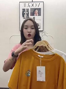 #Code17837 可爱蜡笔小新前后印花款宽松上衣 RM24‼️ 西马🈵5件免邮 🔗 东马RM15 任买 🌟 胸围-100-150cm内 长度-64cm 评论下单【关键词颜色 数量】#秒收Link🔗 （点开评论查看需要写上的关键词和颜色✅） 所有尺寸价格已列明 下单前请参考自行斟酌🙇‍♀️ 下单成功一律 #不取消 #不更换(不接受任何理由) 🔸订单需在 30/10 12PM前完成系统结单付款🔸 🔸逾期汇款者不能享用以上优惠🔸 ❌ #无保留服务 #不接受拼上下期单 ❌ 【一个订单号一次邮费 不接受任何理由拼单】 🔸#西马WM 邮费任买RM7 🔸#东马EM 邮费1-3件RM15续加RM2/1件 由于人工发货会有些许失误/衣服有问题的情况 #导致缺货 一律会在配货发货时才进行通知✅无法接受可能会有缺货问题的🙏🏻 #请勿下单 关键词的颜色 #只是代词 请以图片/视频的颜色为准✅‼️视频都有采用美颜 颜色稍微有些许色差 以评论照片颜色为准(手机也会有些许吃色)如介意请自行跳过‼️不过可以保证衣服本色会比视频颜色来的棒‼️ | 29Fashion 全马直播最低批发价