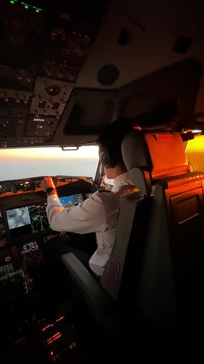 Sunset from the flight deck 💙 #tui #livehappy #aviation #boeing #aviationlovers #boeing737 #tuifly #aircraft #aviationlovers #tiktoktravel #fyp #foryou #foryoupage