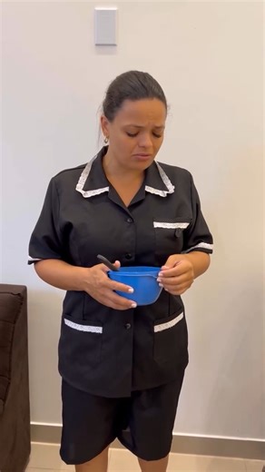 Un homme rentre chez lui et trouve la femme de ménage en train de manger par terre sur ordre de sa femme… Il décide alors de réagir | Danse avec moi