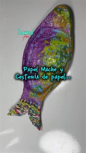 Seaweed Arte on Instagram: "Fusión de técnicas! ♻️🎨 Bandeja de pescado en papel maché con cola tejida en cestería de papel. ¡Una explosión de creatividad y sostenibilidad en una sola pieza! #EcoArte #DiseñoArtesanal #papelmache #cesteria #HandmadeWithLove #reciclajecreativo #ReciclajeCreativo #ArtesaníaLocal"