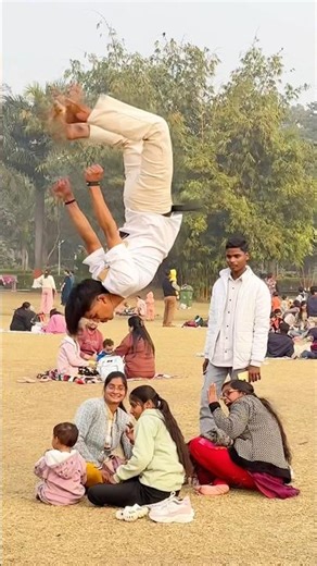 Ye auntie darhi 😱🤣#stuntlife #flipchallenge #backflip #publicreaction #reelsindia #flip ￼