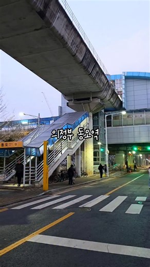 맛교수들이 인정한 국내유일 막창이요!? 의정부 동오역 먹거리타운에는 이영자,이대호도 인정했다는 대구 3대 막창집이 오픈하자마자 웨이팅에 난리난거 아시나요!? 일단 옛날짜장면 기본서비스로 시작!!😍 압도적인 두께에 속도 꽉찬 통막창이 구울수록 겉바속촉 윤기 좌르르 흐르고 국내 유일!! 연잎으로 숙성해서 잡내 1도 없이 꼬소~하니 쫜득함 대박.. 저는 이렇게 냄새없는 막창 처음봤어요;; 이집 국룰인 묵은지,관자,막창 삼합은 여기서만 먹을 수 있는 미친 꿀조합인데 진짜 관자가 고기식감이라 도라방스ㅠㅠㅠ 무조건 먹고 오셔야해요!!🥺💕 꼬소한 막창기름에 옛날짜장 볶아서 파김치 싸먹으면 기가막히고 입가심 슬러시까지 서비스받으니 진짜 극락가겠던데요!? 막창이 원채 느끼한음식인데 너ㅓㅓㅓㅓㅓ무 맛있는데다 곁들임찬에 셀프바도 잘돼있어서 5인분..털어먹고 왔어요.. 먹어보면 제 마음을 아실것임..^^ 📌#연막창 #의정부맛집 #막창 #의정부핫플 #막창맛집 ❤️ 연막창 동오마을점 🚩 경기 의정부
