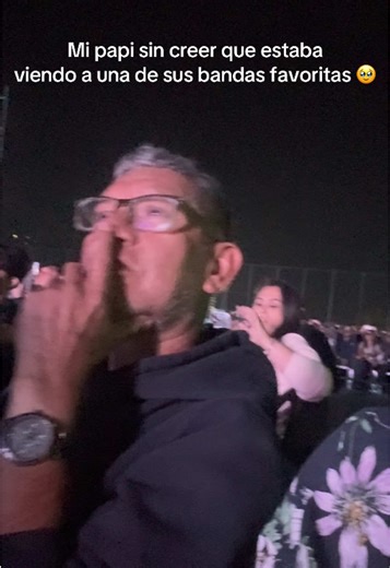 Un video que significa mucho para mí… ver la expresión de mi papi me llenó el corazón… 🫶🏻🥹 #airsupply #dad #concert