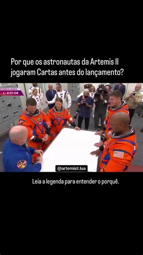 Siga @artemisll.lua para descobrir mais curiosidades incríveis sobre o espaço 🚀 Você sabia que astronautas jogam cartas antes de um lançamento? 🃏 Essa é uma tradição entre as tripulações da NASA. Depois de vestir os trajes espaciais, os astronautas fazem uma parada antes de ir para a plataforma. O comandante da missão precisa perder o jogo. A ideia é “deixar o azar para trás” antes da missão começar. Cada astronauta recebe uma carta, e quem tiver o menor valor perde. Mas eles só podem seguir p