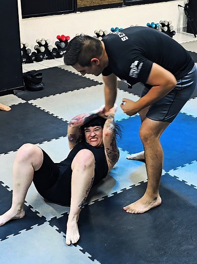 Defensa contra agarre de cabello en el suelo - Técnica Krav Maga