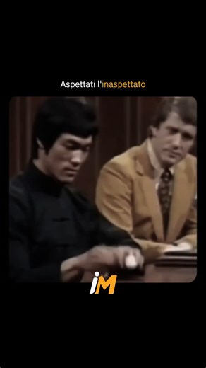 Motivazione | Curiosità | Ispirazione on Instagram: "Aspetta la fine 💀 Una clip televisiva del 1971 ripresa dal The Pierre Berton Show mostra Bruce Lee seduto mentre gioca con calma con una pallina da ping-pong con una mano sola durante un'intervista, un piccolo dettaglio visivo che mette in primo piano la precisione piuttosto che lo spettacolo. Condiviso senza didascalie, il filmato ha superato i 2 milioni di visualizzazioni in meno di 24 ore, con risposte divise tra ammirazione per la destrez