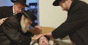 VIDEO: Watch Mekubal Rav Gamliel Rabinowitz’s Bracha to donors during visit to ALS patient: “In this Zchus, you and your family will not get sick” [Update: Rav Yisroel Neuman adds signature]