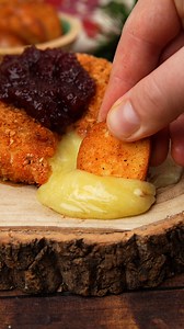 BREADED BRIE 😍 This one's th ultimate christmas Brie! Forget baked brie, breadcrumbed and air fried is the only way you should be eating this delicious cheese this Christmas! 🧀Freeze a wheel of brie for at least 30 mins before making 🎄Season 200g of Panko breadcrumbs with 2tsp of paprika, 1tsp each of garlic granules, onion granules and salt 🧀Add to this ½ tsp of black pepper and dried rosemary 🎄Dip the brie into 200g of flour, then 2 beaten eggs, then the seasoned breadcrumbs repeat until 