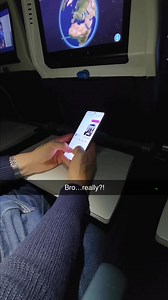 I mean I was stuck in that seat… Glad Privacy Display exists 🙏 #GalaxyS26SamsungBelgium #GalaxyAI #PrivacyDisplay #PlaneEtiquette