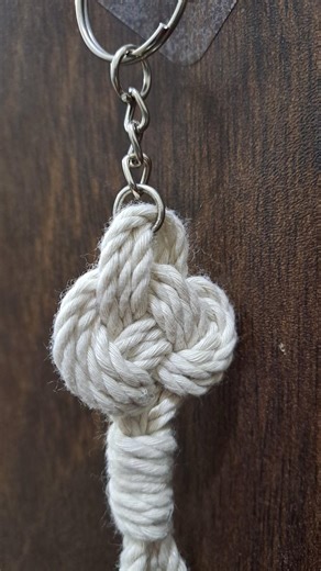 DIY Macrame Keychain |Macrame Keyring #craftshorts #macrame #diykeychain #knittig #reelitfeelit #diy