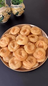 1 Atte Se Banaye Layered Mithi Mathri Aur Namkin Mathri . Ingredients: 2 cup refined flour 2 pinch salt 4 tbsp ghee Water as required For layering 4 tbsp ghee 4 tbsp cornflour For sugar syrup 1 cup sugar 1/2 cup water 1/2 tsp cardamom powder 1 pinch saffron strands (optional) ……………………………. #mithimathri #Mathai #nimki #snack #layeredmathri #teatimesnacks #eveningsnacks #food #foodie #foodlover #foodporn #foodblogger #foodstagram #réel #reelstagram #cooking #recipe #indianfood | Cooking_with_tripti
