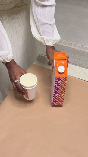 جمعتنا مع الورق على الطاولة