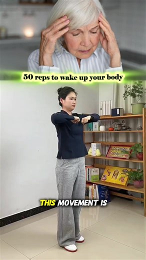 The knee-lift with elbow drop is a powerful move that helps activate the whole body and boost circulation in the morning. Just 50 reps can help wake up your muscles and improve mobility. Can you do 50 reps? Comment YES! #morningexercise #fullbodymovement #mobilityroutine #dailyfitness #taichishare