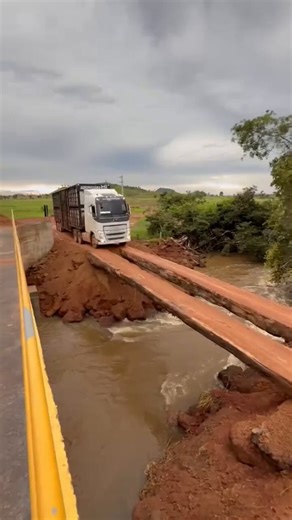 Entendi foi nada, pq não usa a ponte de concreto ali do lado?
