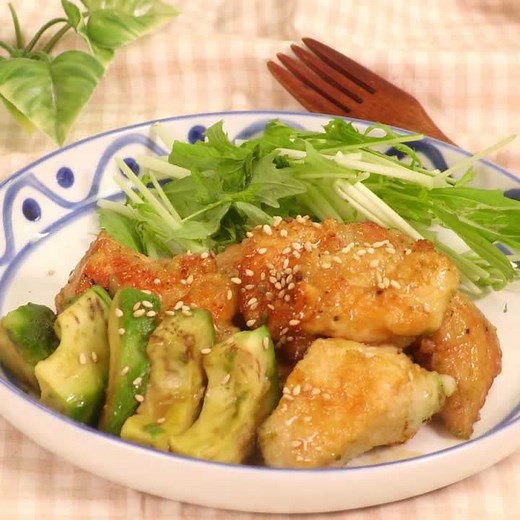こってり味でご飯が進む！ 鶏むね肉とアボカドの甘辛炒めのレシピ動画・作り方 | デリッシュキッチン