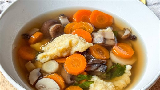 Zöldséges gombaleves házi galuskával: csiperke és portobello gazdagítja