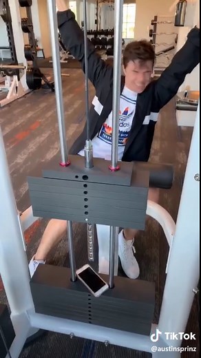 How could you do me like that😭 Till this day, I still hold up that weight. YouTube : Austin Sprinz