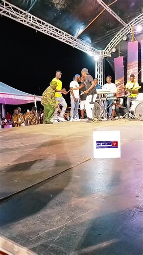 Wakati macoroma akiletwa kwenye stage kama mfungwa na kuomba pingu zifunguliwe angalau aweze kupiga show akiomba wamuamini hawezi toroka