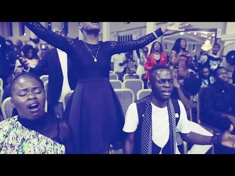 Frère Emmanuel Musongo dans adoration spontanée avec le public à Lubumbashi