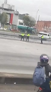 Ley 1801 de 2016 Código Nacional de Policía Artículo 35. Comportamientos que afectan las relaciones entre las personas y las autoridades Los siguientes comportamientos afectan la relación entre las personas y las autoridades y por lo tanto no deben realizarse. Su realización dará lugar a medidas correctivas: 1. Irrespetar a las autoridades de Policía. 2. Incumplir, desacatar, desconocer e impedir la función o la orden de Policía. 3. Impedir, dificultar, obstaculizar o resistirse a procedimiento 
