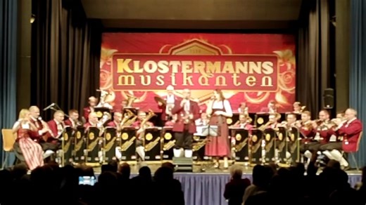 Im schönen Prag Musik: Josef Stelibsky #Klostermann spielt #Mosch 8. November 2025, Mettlach-Orscholz Heute erreicht mich dieses Video aus einer neuen Perspektive - Wenn es um Ernst Mosch und Böhmen geht, dann darf ein musikalischer Spaziergang durch die goldene Stadt nicht fehlen. Im Original einst als Tango bekannt, hat ihn Ernst Mosch als Walzer aufgenommen. Hören Sie nun den wunderbaren Titel: „Im schönen Prag“ in der alten Fassung aus den 70er Jahren. | Klostermanns Musikanten