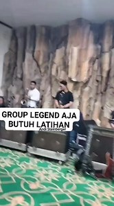 SONETA GROUP LATIHAN Soneta Group merupakan salah satu group musik legenda didirikan oleh Rhoma Irama pada tahun 70 sampai saat ini group legend ini tetap semangat berlatih #rhomairama #sonetagroup #sonetafemina #forsa #pamdi #fahmitamami #kelaners #kelana #cshceritasetiaphari @sorotan semua orang | Andi Steinberger